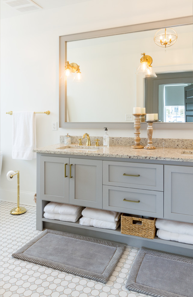 Klassisk inredning av ett litet en-suite badrum, med brun kakel, beige väggar, klinkergolv i keramik, ett fristående handfat, träbänkskiva, skåp i shakerstil, grå skåp och vitt golv