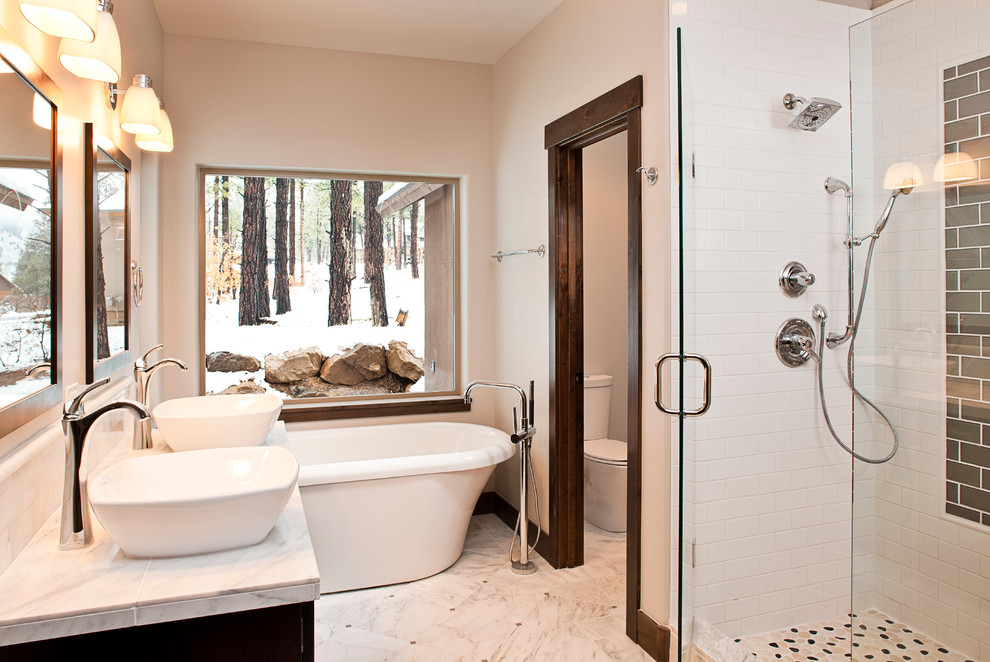 На фото: ванная комната в классическом стиле с настольной раковиной и белыми стенами