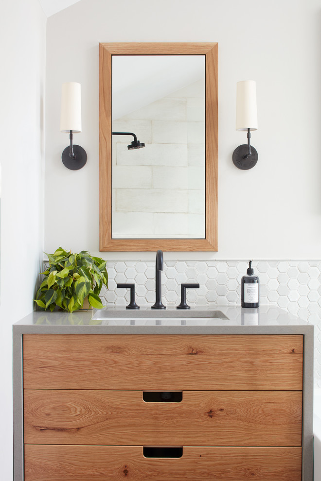 Immagine di una stanza da bagno minimal con ante lisce, ante in legno scuro, pareti bianche e lavabo sottopiano