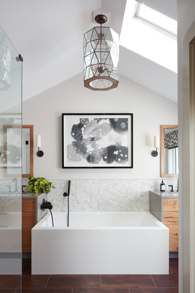 Esempio di una stanza da bagno padronale contemporanea con ante lisce, ante in legno scuro, vasca freestanding, pareti bianche e lavabo sottopiano
