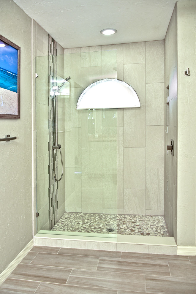 Foto på ett stort vintage en-suite badrum, med grå kakel, beige väggar, ett undermonterad handfat, luckor med profilerade fronter, vita skåp, ett platsbyggt badkar, en dusch i en alkov, stenkakel, ljust trägolv, granitbänkskiva, brunt golv och dusch med skjutdörr