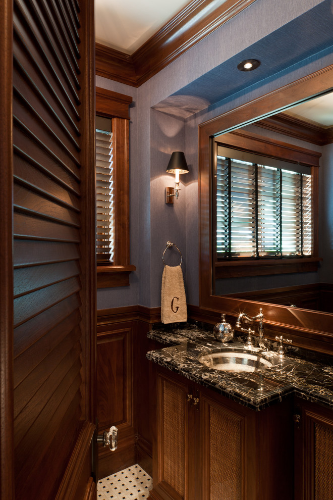 Modelo de cuarto de baño clásico con lavabo bajoencimera, armarios con paneles empotrados, puertas de armario de madera oscura y baldosas y/o azulejos beige
