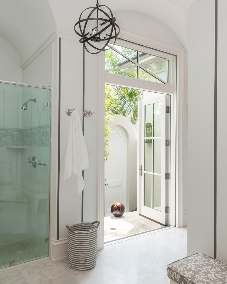 Immagine di una stanza da bagno design con doccia alcova e piastrelle bianche