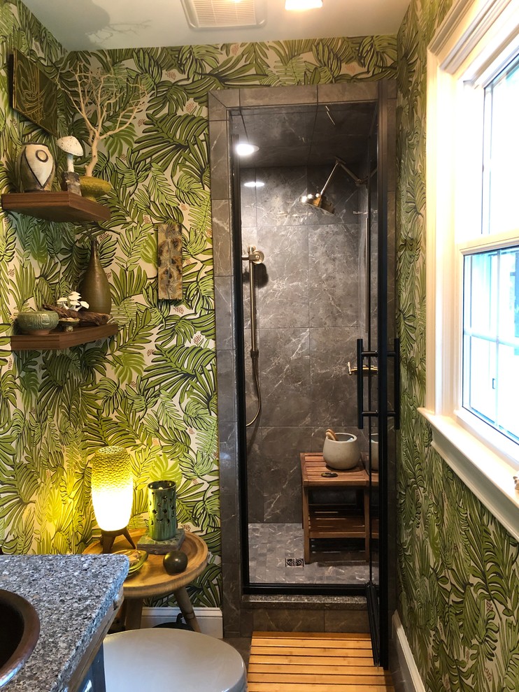 Idéer för ett litet eklektiskt grå badrum med dusch, med möbel-liknande, skåp i slitet trä, en dusch i en alkov, en toalettstol med hel cisternkåpa, grå kakel, keramikplattor, gröna väggar, klinkergolv i keramik, ett nedsänkt handfat, granitbänkskiva och grått golv
