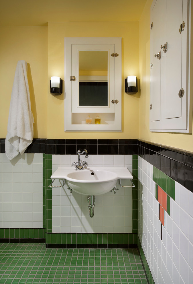 Idee per una piccola stanza da bagno con doccia vittoriana con lavabo sospeso, ante a filo, ante bianche, doccia a filo pavimento, WC a due pezzi, piastrelle in ceramica e pavimento con piastrelle in ceramica
