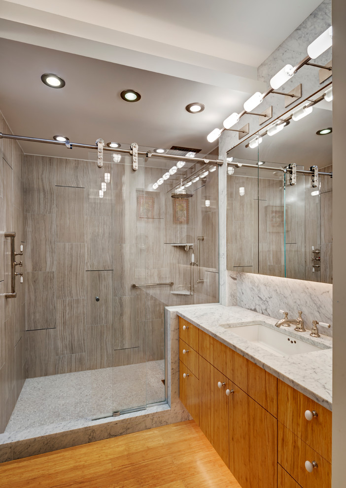 Foto di una piccola stanza da bagno contemporanea con ante lisce, ante in legno chiaro, doccia alcova, piastrelle grigie, lastra di pietra, pareti grigie, pavimento in bambù, lavabo sottopiano e top in marmo