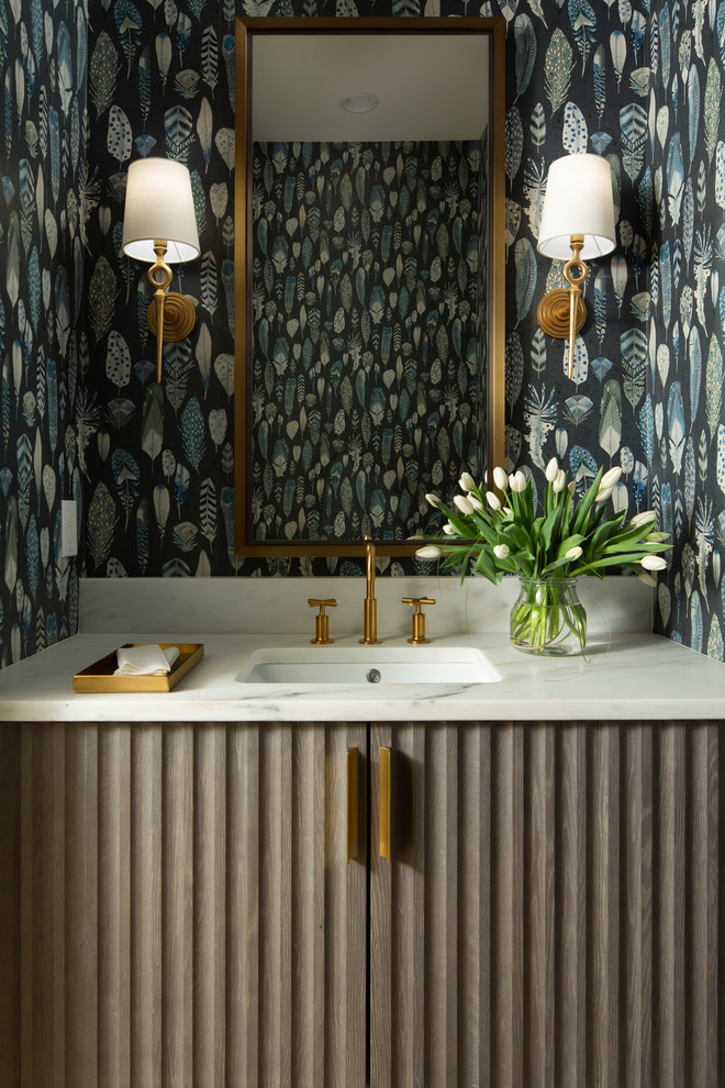 Immagine di una stanza da bagno chic con ante in legno chiaro, pareti blu, lavabo sottopiano, top bianco e ante lisce