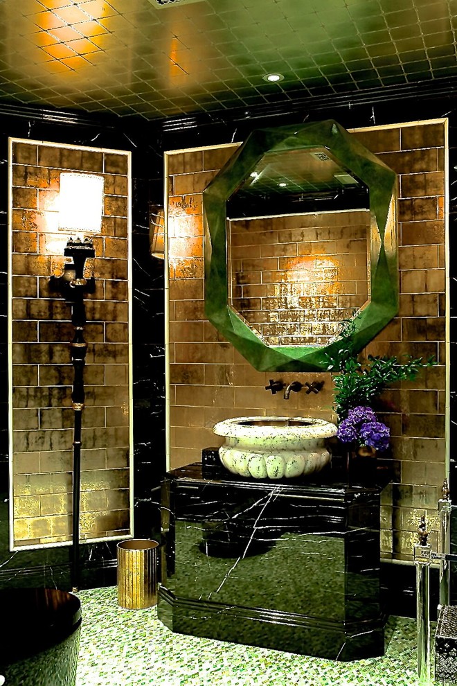 Cette photo montre une salle de bain éclectique avec un placard avec porte à panneau encastré, des portes de placard noires, un mur blanc et un lavabo encastré.