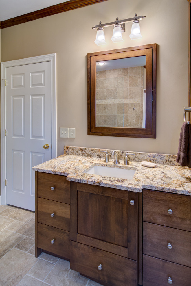 Foto på ett stort amerikanskt en-suite badrum, med ett undermonterad handfat, skåp i shakerstil, skåp i mellenmörkt trä, granitbänkskiva, en öppen dusch, beige kakel, keramikplattor, beige väggar och klinkergolv i porslin