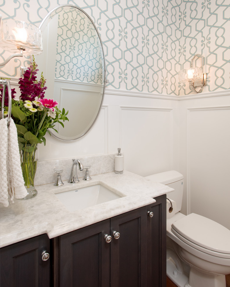 Imagen de cuarto de baño de estilo americano pequeño con armarios con paneles empotrados, puertas de armario grises, sanitario de dos piezas, lavabo bajoencimera y encimera de mármol