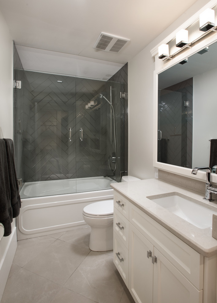 Inspiration för ett mellanstort amerikanskt badrum med dusch, med ett undermonterad handfat, luckor med infälld panel, vita skåp, bänkskiva i kvarts, ett badkar i en alkov, en dusch/badkar-kombination, en toalettstol med separat cisternkåpa, grå kakel, keramikplattor, vita väggar och klinkergolv i porslin