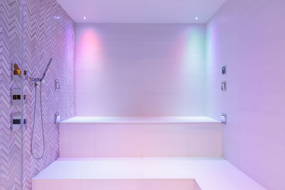 Источник вдохновения для домашнего уюта: огромная ванная комната в классическом стиле с душевой комнатой, разноцветной плиткой, керамогранитной плиткой, разноцветными стенами, полом из керамогранита, разноцветным полом и душем с распашными дверями