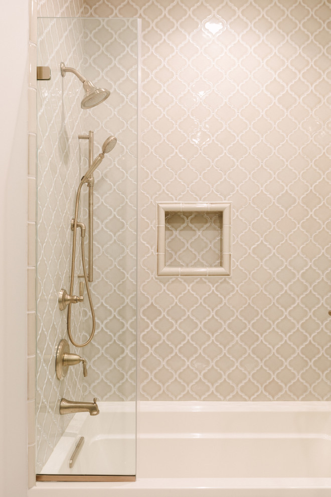 Idéer för ett mellanstort klassiskt flerfärgad badrum med dusch, med bruna skåp, en dusch i en alkov, en toalettstol med separat cisternkåpa, porslinskakel, klinkergolv i porslin, ett undermonterad handfat, kaklad bänkskiva, dusch med gångjärnsdörr, möbel-liknande, ett badkar i en alkov, beige kakel, beiget golv och beige väggar