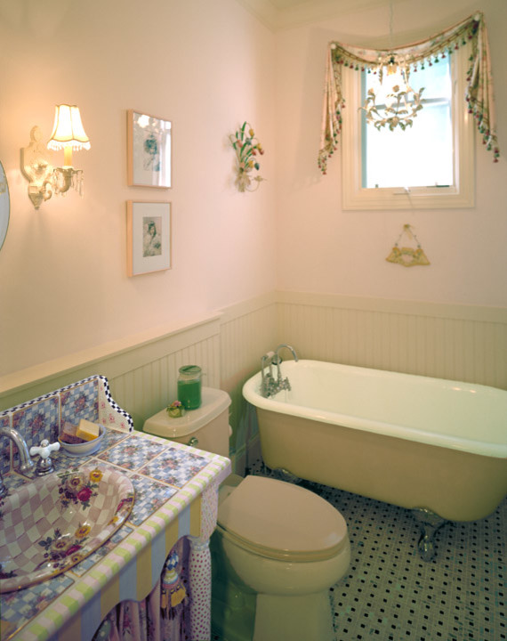 Idées déco pour une salle de bain classique pour enfant avec un lavabo posé, un placard en trompe-l'oeil, un plan de toilette en carrelage, une baignoire sur pieds, des carreaux de céramique et un sol en carrelage de céramique.