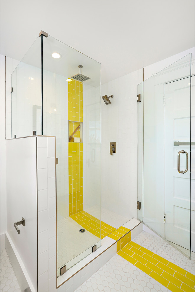 Cette photo montre une salle de bain tendance avec un carrelage blanc, un carrelage jaune et un sol multicolore.
