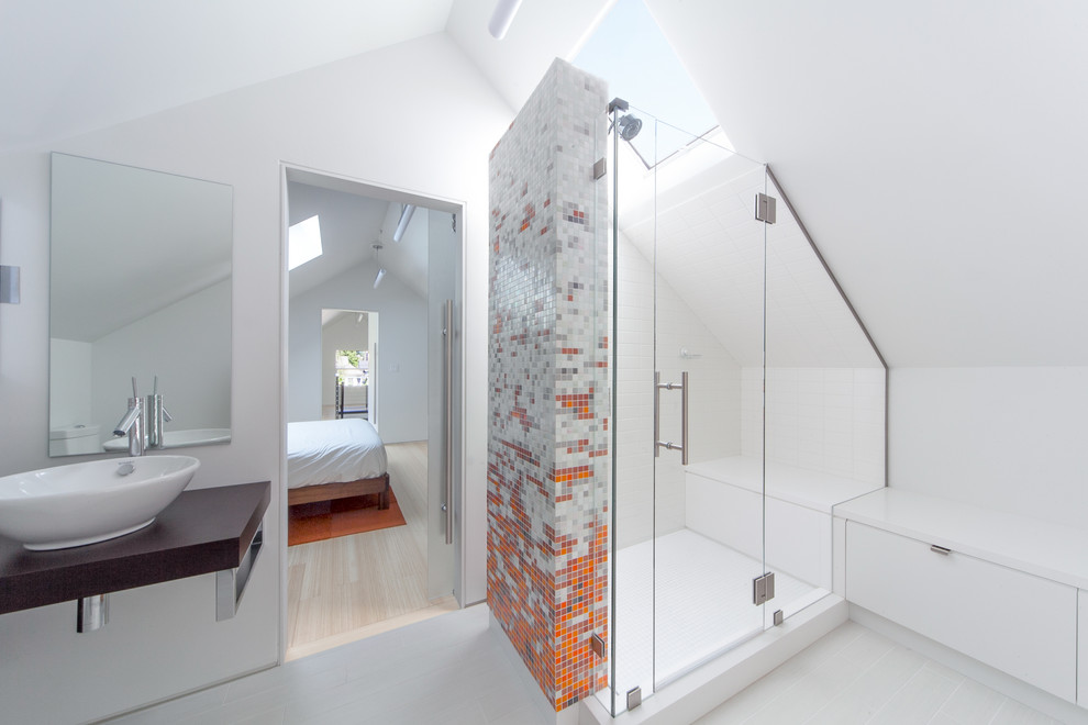 Imagen de cuarto de baño rectangular contemporáneo con lavabo sobreencimera, baldosas y/o azulejos multicolor, baldosas y/o azulejos en mosaico y paredes blancas