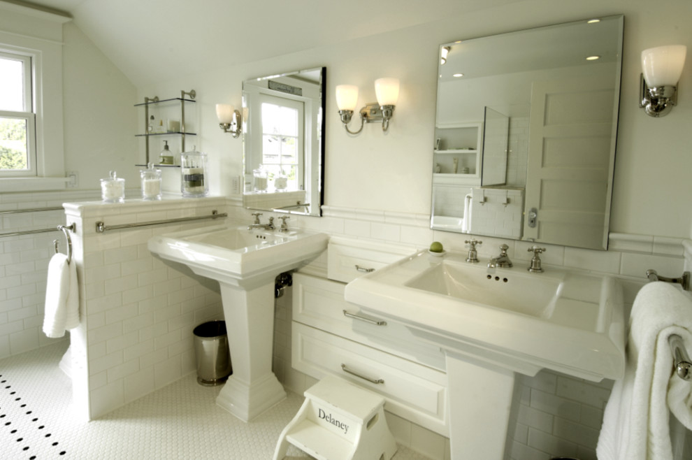 Пример оригинального дизайна: главная ванная комната среднего размера в стиле кантри с белой плиткой, плиткой кабанчик, белыми стенами, полом из керамической плитки, раковиной с пьедесталом, белым полом, отдельно стоящей ванной, угловым душем и душем с распашными дверями
