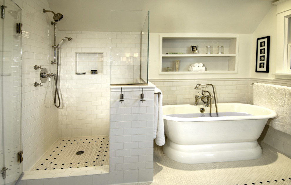 Идея дизайна: главная ванная комната среднего размера в стиле кантри с отдельно стоящей ванной, угловым душем, белой плиткой, плиткой кабанчик, белыми стенами, полом из керамической плитки, раковиной с пьедесталом, белым полом и душем с распашными дверями