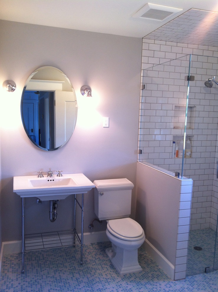 Foto di una grande stanza da bagno con doccia stile americano con lavabo a colonna, doccia aperta, piastrelle bianche, piastrelle blu, pareti grigie, pavimento con piastrelle a mosaico, WC a due pezzi e piastrelle a mosaico