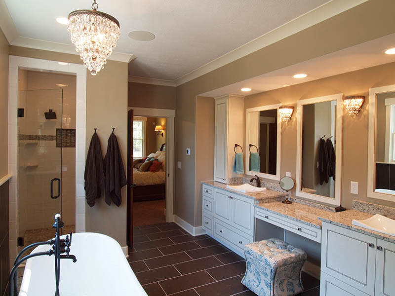 Foto på ett stort amerikanskt en-suite badrum, med luckor med upphöjd panel, vita skåp, en hörndusch, bruna väggar, skiffergolv, ett nedsänkt handfat, granitbänkskiva, brunt golv och dusch med gångjärnsdörr