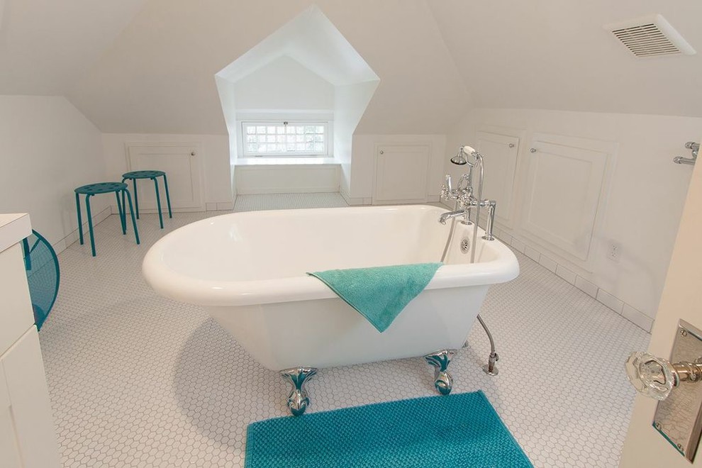 Ejemplo de cuarto de baño de estilo americano con armarios estilo shaker, puertas de armario blancas, bañera con patas y baldosas y/o azulejos blancos