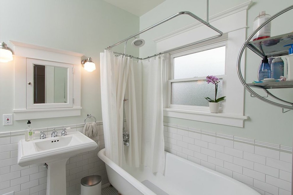 Пример оригинального дизайна: ванная комната в стиле кантри с раковиной с пьедесталом, белыми фасадами, душем над ванной, белой плиткой и плиткой кабанчик