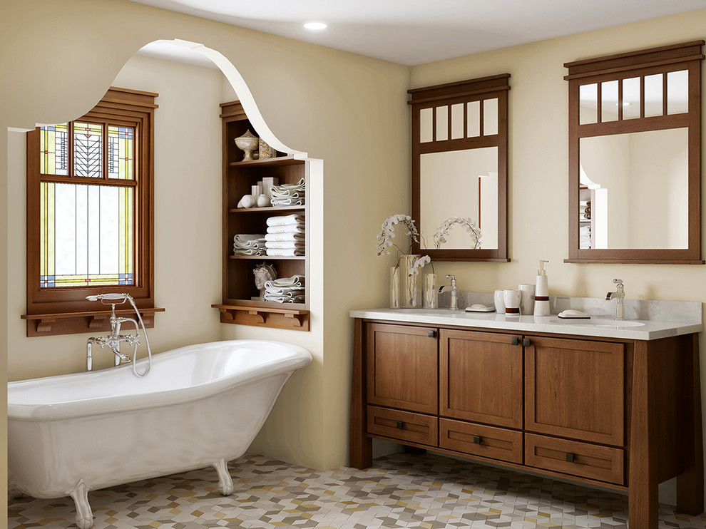 Réalisation d'une salle de bain principale craftsman en bois foncé avec un placard à porte shaker, une baignoire sur pieds, un sol en carrelage de terre cuite, un carrelage multicolore et un mur beige.
