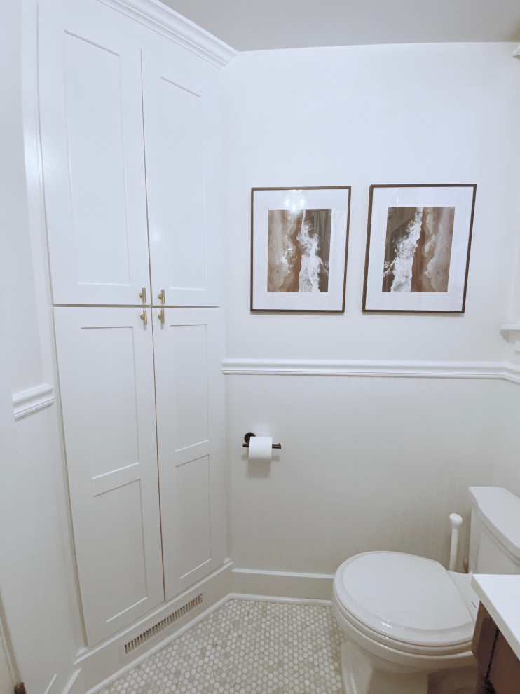 На фото: маленькая главная ванная комната в стиле кантри с фасадами с утопленной филенкой, коричневыми фасадами, ванной на ножках, душем над ванной, раздельным унитазом, белой плиткой, терракотовой плиткой, белыми стенами, полом из мозаичной плитки, врезной раковиной, столешницей из искусственного кварца, белым полом, шторкой для ванной, белой столешницей, тумбой под одну раковину, напольной тумбой и панелями на стенах для на участке и в саду