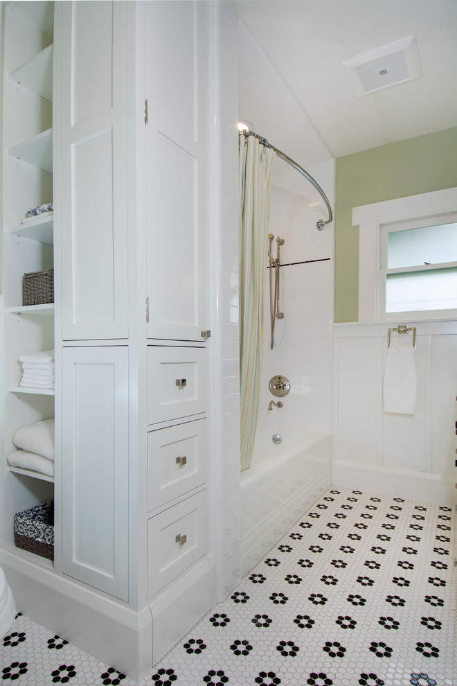 Стильный дизайн: ванная комната в стиле кантри с фасадами в стиле шейкер, белыми фасадами, ванной в нише, душем над ванной, раздельным унитазом, черно-белой плиткой, керамической плиткой, зелеными стенами, полом из керамической плитки, врезной раковиной, белым полом и шторкой для ванной - последний тренд