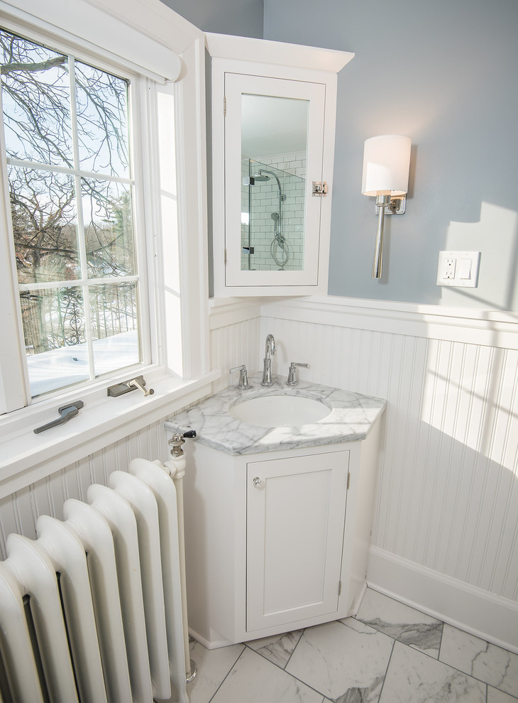 Esempio di una piccola stanza da bagno stile americano con ante bianche, doccia aperta, piastrelle multicolore e pareti grigie