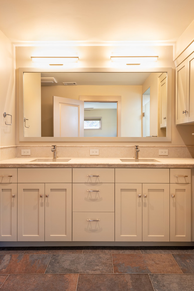 Idee per una stanza da bagno padronale stile americano di medie dimensioni con ante in stile shaker, pareti beige e lavabo da incasso