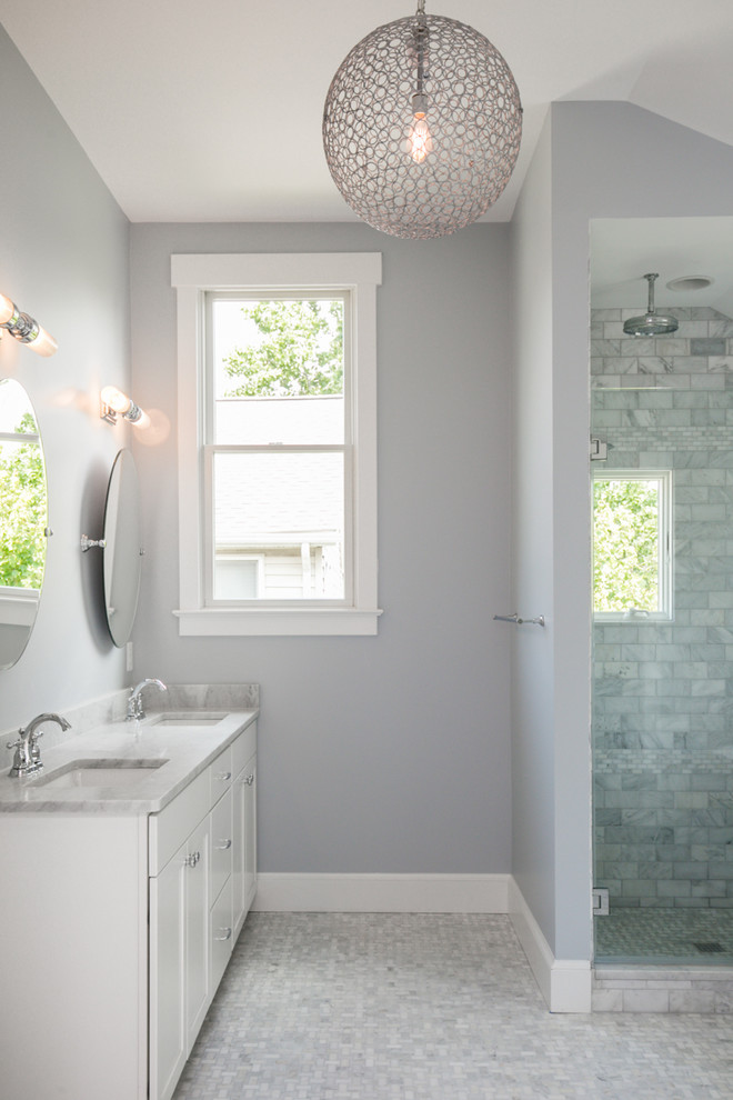 Bild på ett mellanstort vintage badrum med dusch, med luckor med upphöjd panel, vita skåp, ett hörnbadkar, en öppen dusch, en toalettstol med hel cisternkåpa, vit kakel, stenkakel, grå väggar, mosaikgolv, ett nedsänkt handfat, bänkskiva i täljsten, grått golv och med dusch som är öppen