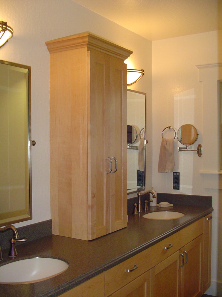 Свежая идея для дизайна: главная ванная комната среднего размера в стиле кантри с фасадами в стиле шейкер, светлыми деревянными фасадами, столешницей из искусственного камня и двойным душем - отличное фото интерьера