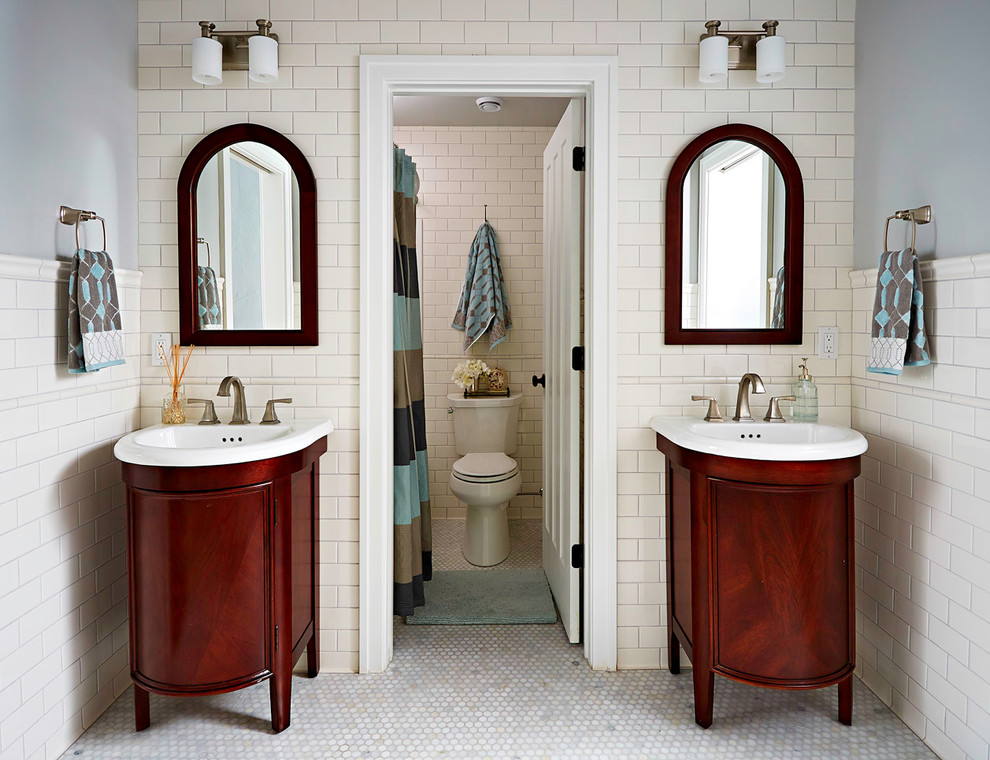 Cette image montre une salle de bain principale craftsman en bois brun de taille moyenne avec WC séparés, un carrelage blanc, un carrelage métro, un mur bleu, un sol en carrelage de céramique et un placard avec porte à panneau encastré.