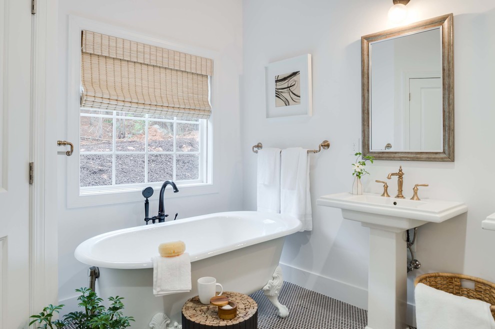 Foto di una stanza da bagno chic con vasca con piedi a zampa di leone, pareti bianche, pavimento con piastrelle a mosaico e lavabo a colonna
