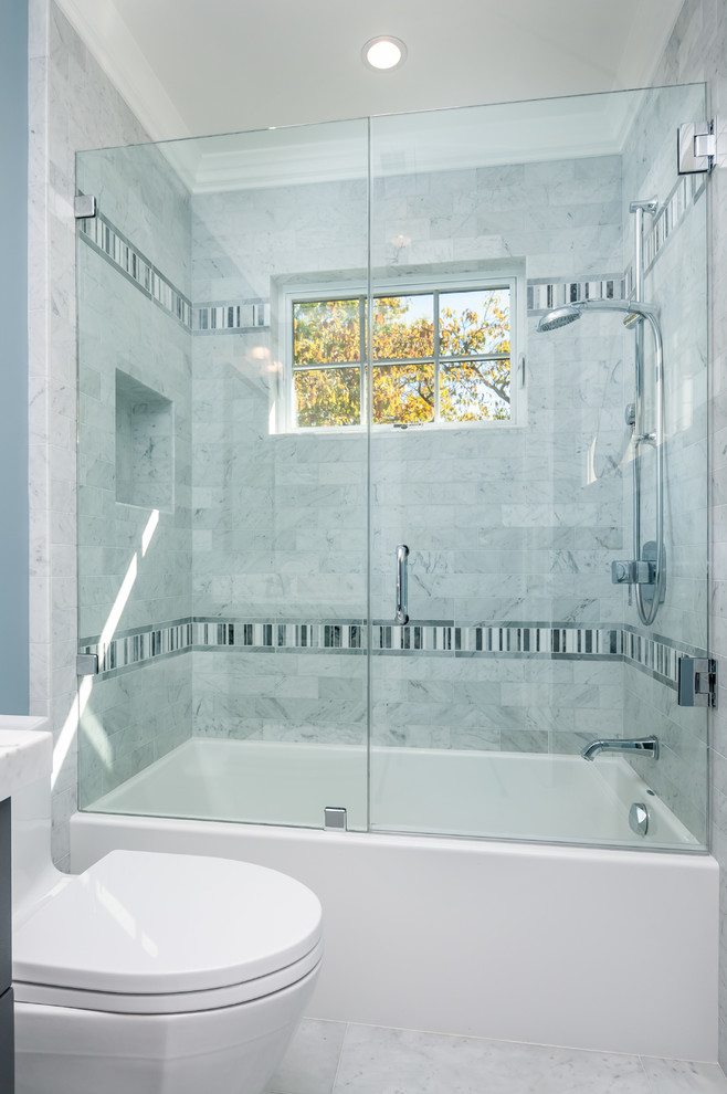 Idee per una stanza da bagno stile americano con ante in stile shaker, ante bianche, vasca ad alcova, vasca/doccia, piastrelle grigie, piastrelle in pietra, pareti rosa, pavimento in marmo e top in marmo
