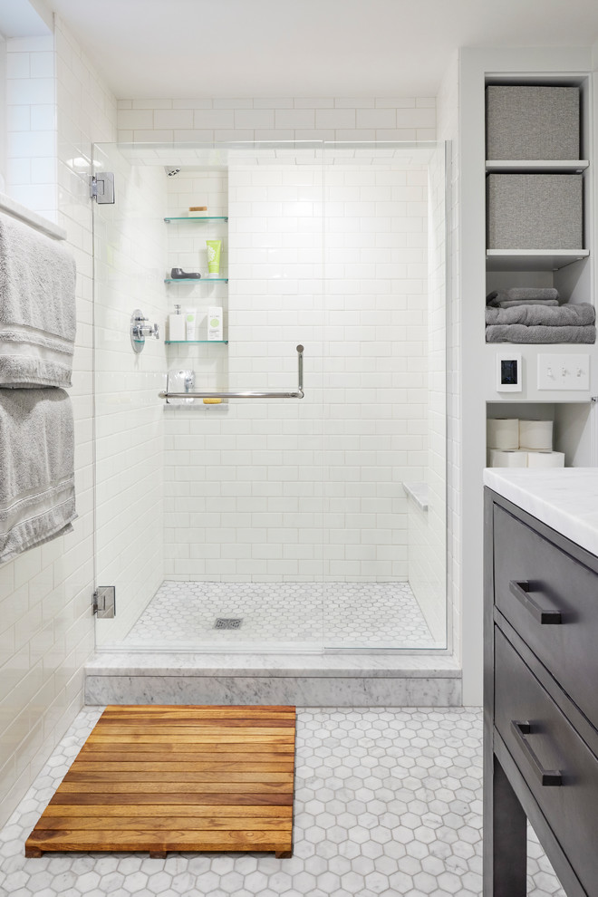 Inredning av ett amerikanskt mellanstort vit vitt en-suite badrum, med släta luckor, svarta skåp, en dusch i en alkov, vit kakel, keramikplattor, vita väggar, marmorgolv, marmorbänkskiva och vitt golv