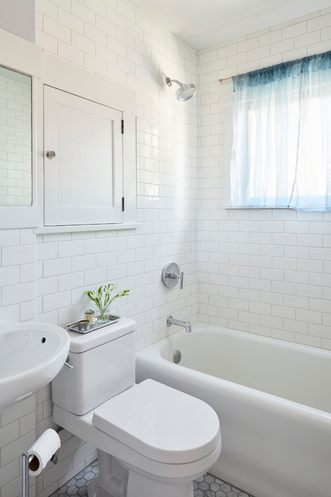 Foto di una piccola stanza da bagno stile americano con vasca ad alcova, WC a due pezzi, piastrelle in ceramica, pareti bianche, pavimento in marmo, lavabo sospeso, pavimento bianco e doccia con tenda