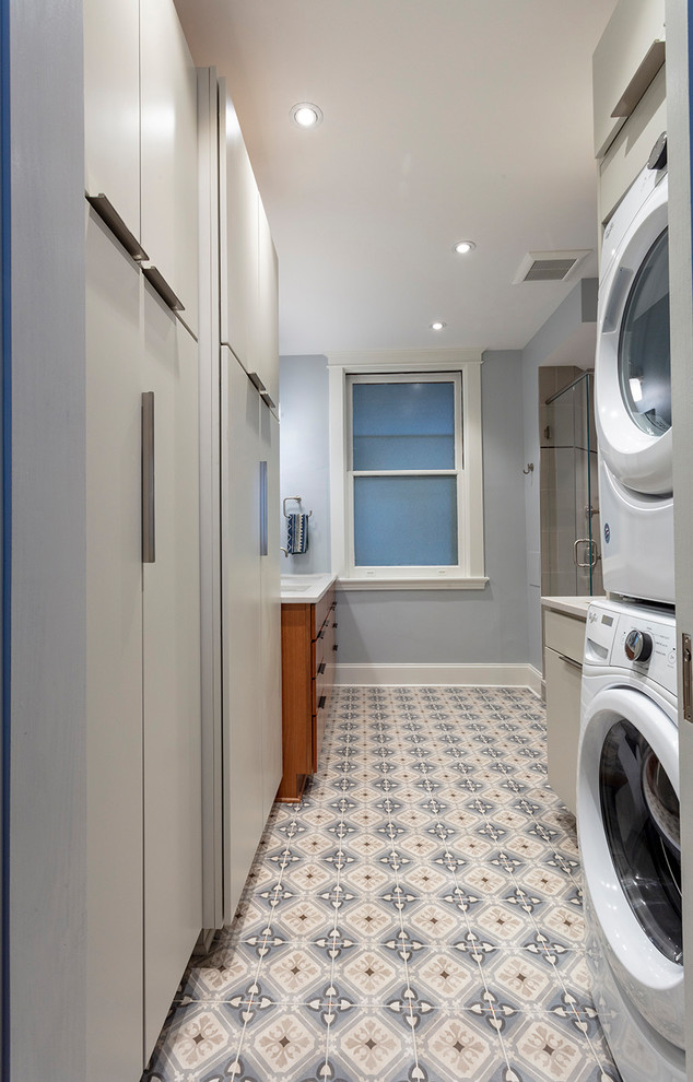 Foto di una piccola lavanderia chic con ante lisce, ante in legno scuro, pareti blu, pavimento in gres porcellanato e pavimento multicolore