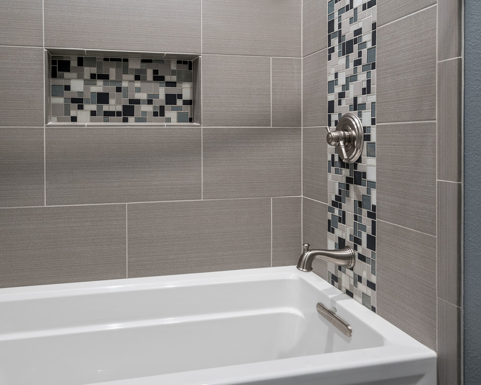 Cette photo montre une salle de bain craftsman de taille moyenne avec une baignoire posée, un carrelage gris, des carreaux de céramique et une cabine de douche avec un rideau.