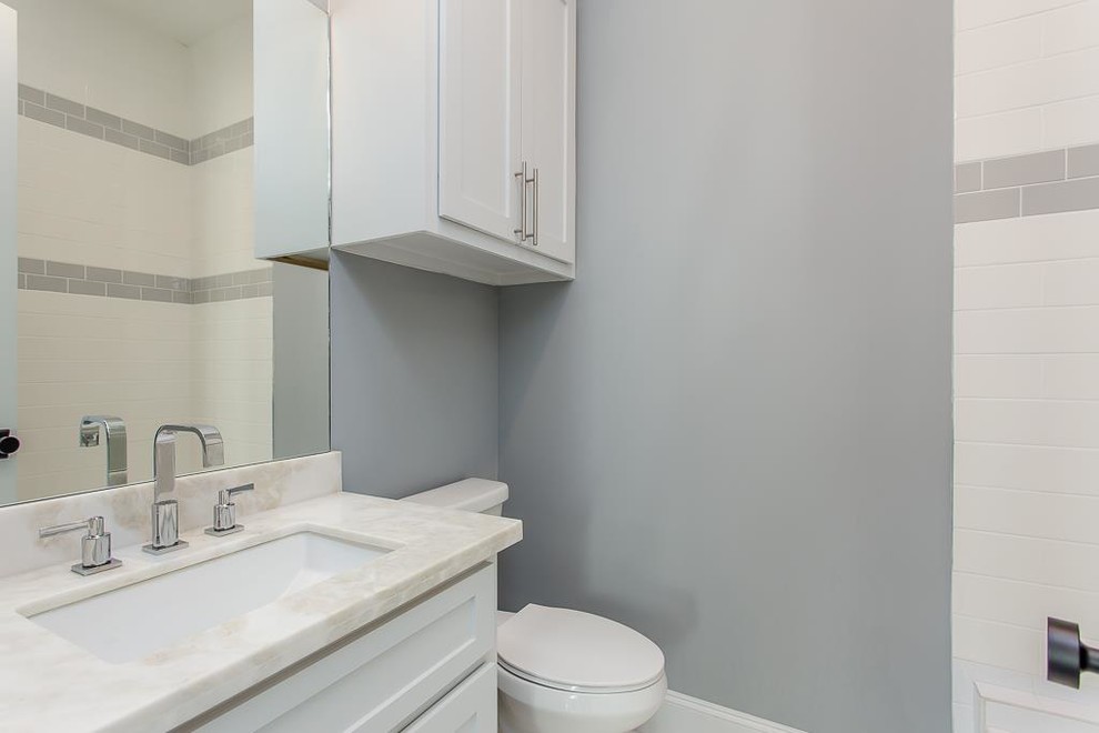 Idéer för ett litet amerikanskt vit badrum, med luckor med infälld panel, vita skåp, en toalettstol med separat cisternkåpa, grå kakel, vit kakel, tunnelbanekakel, grå väggar, ett undermonterad handfat och bänkskiva i kvartsit