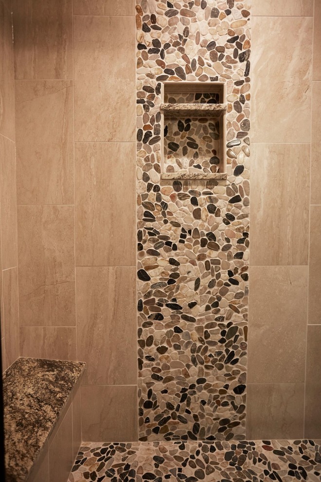 Cette image montre une salle de bain craftsman avec une plaque de galets.