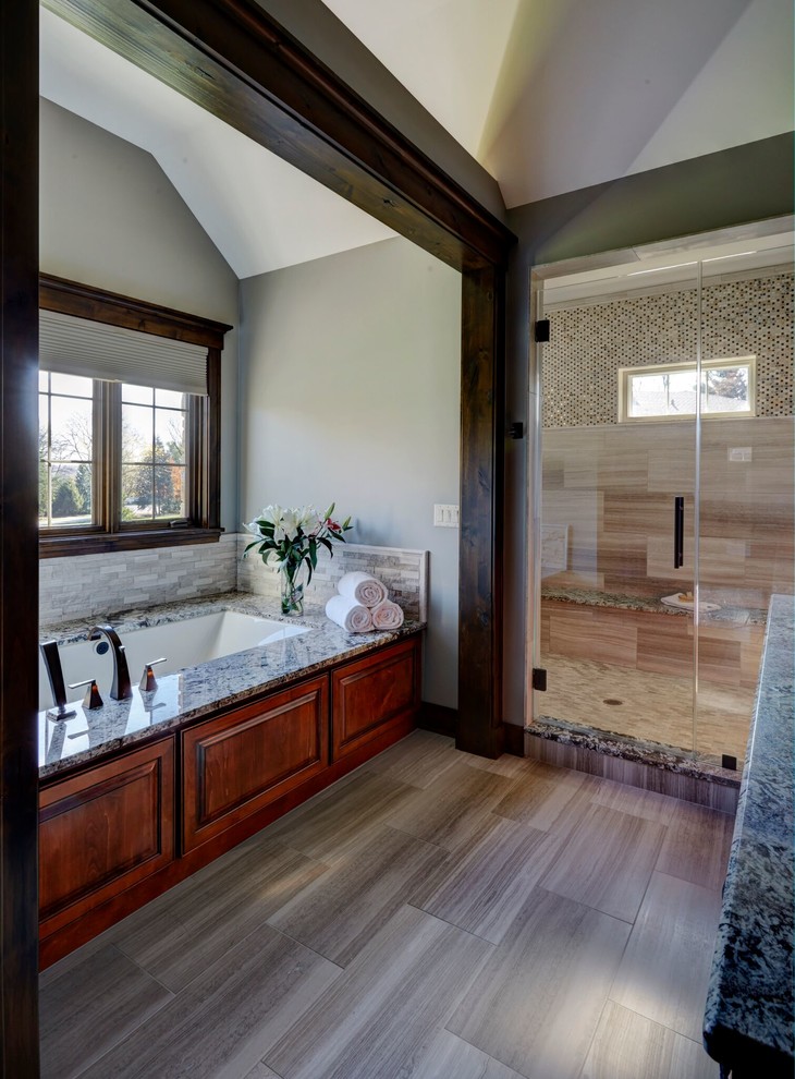 Imagen de cuarto de baño principal de estilo americano grande con ducha empotrada, baldosas y/o azulejos en mosaico, paredes grises y encimera de granito