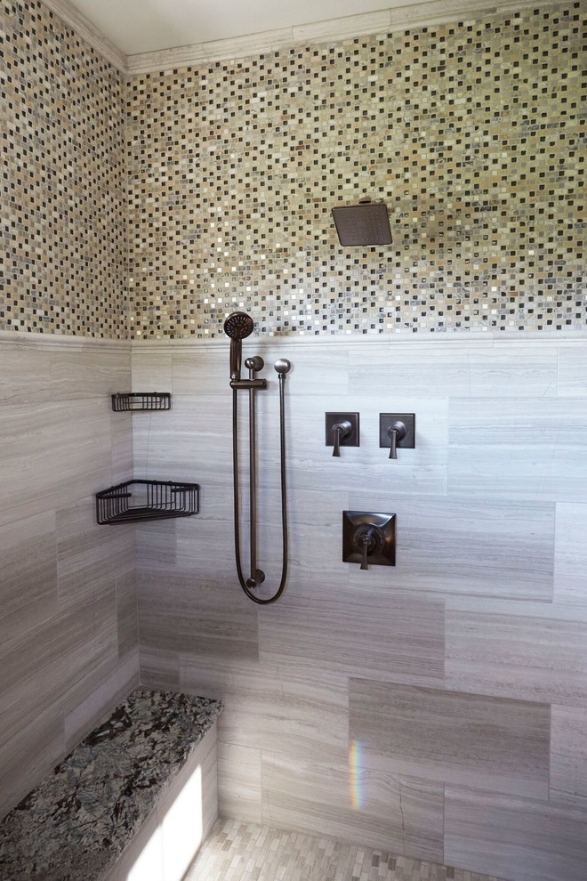 Foto de cuarto de baño principal de estilo americano grande con ducha empotrada, baldosas y/o azulejos en mosaico, paredes grises y encimera de granito