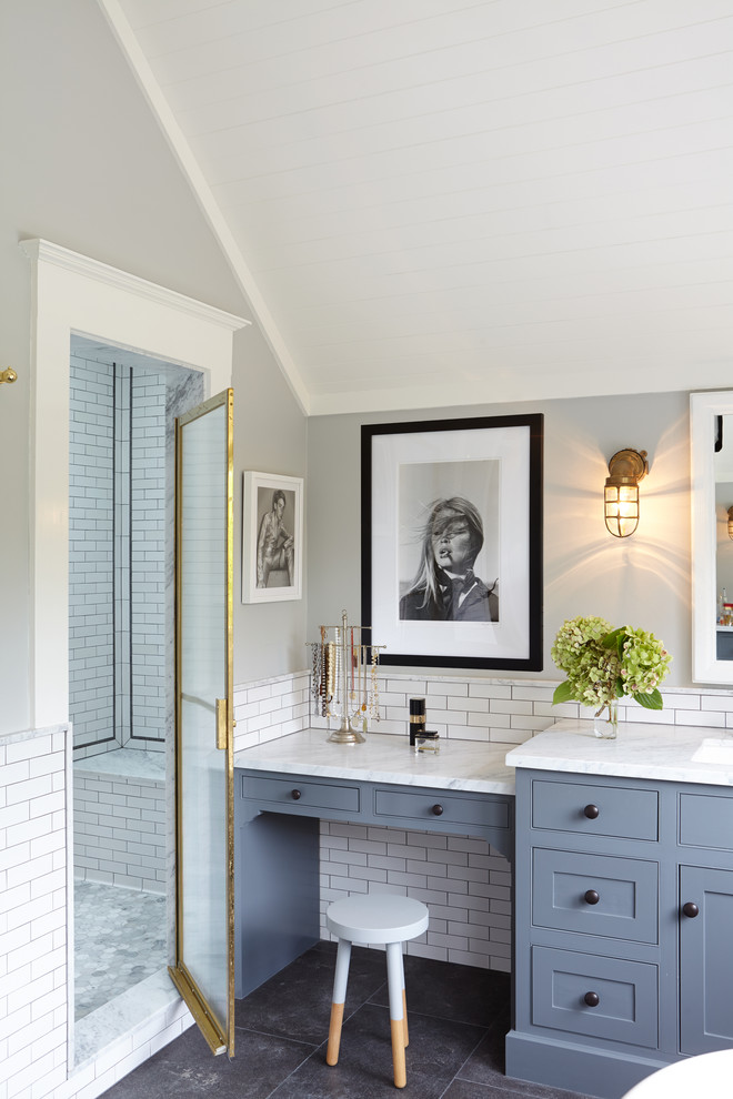 Foto de cuarto de baño clásico con armarios con rebordes decorativos, puertas de armario azules, ducha empotrada, baldosas y/o azulejos blancos, baldosas y/o azulejos de cemento y paredes grises