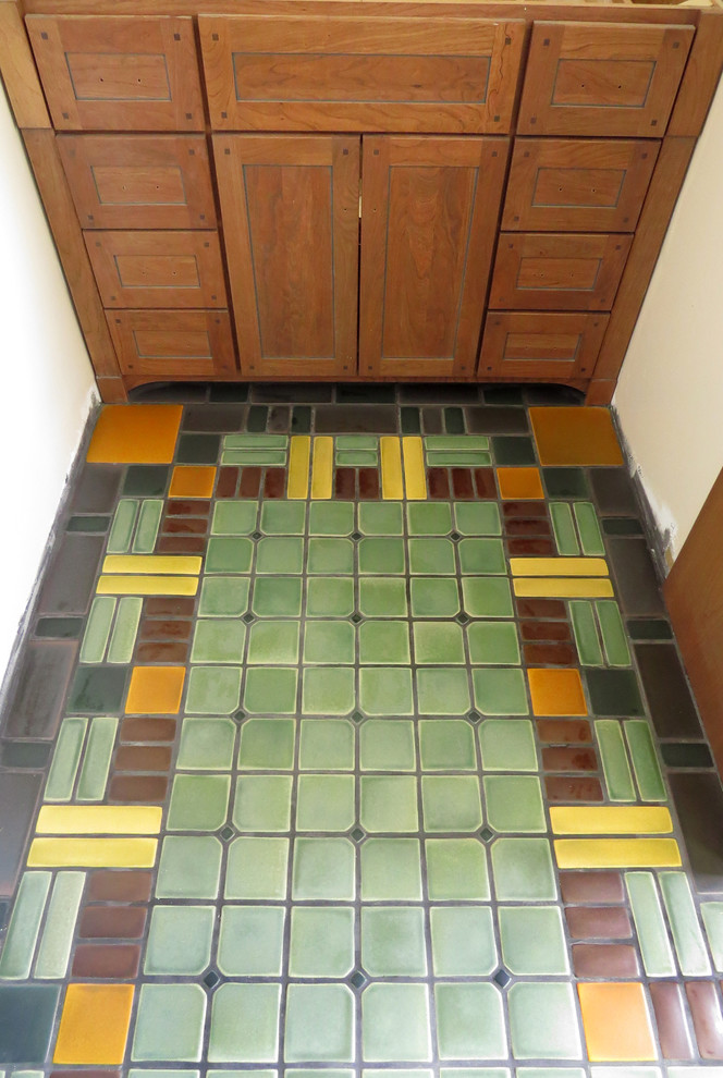 Amerikansk inredning av ett mellanstort en-suite badrum, med skåp i shakerstil, skåp i mellenmörkt trä, vita väggar, klinkergolv i keramik och grönt golv
