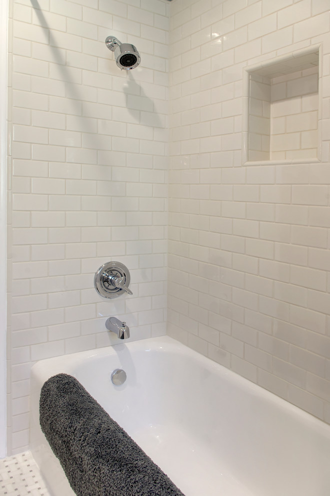 Immagine di una stanza da bagno padronale american style di medie dimensioni con lavabo a colonna, ante in stile shaker, ante bianche, vasca ad angolo, vasca/doccia, WC a due pezzi, piastrelle bianche, pareti grigie e pavimento in marmo