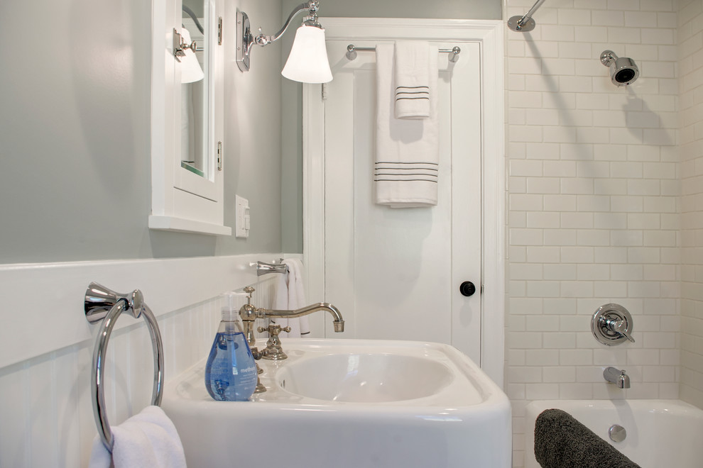 Esempio di una stanza da bagno padronale american style di medie dimensioni con vasca/doccia, WC a due pezzi, piastrelle bianche, pareti grigie, pavimento in marmo, piastrelle diamantate, ante in stile shaker, ante bianche e vasca ad alcova