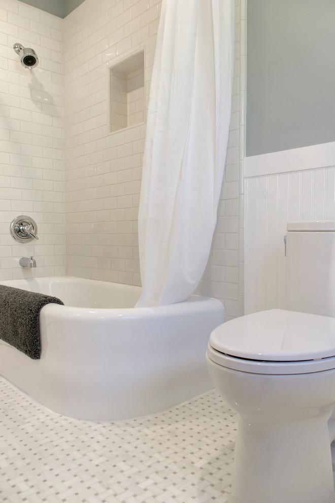 Aménagement d'une salle de bain principale craftsman de taille moyenne avec un lavabo de ferme, une baignoire d'angle, un combiné douche/baignoire, WC séparés, un carrelage blanc, un mur gris, un sol en marbre, un placard à porte shaker et des portes de placard blanches.
