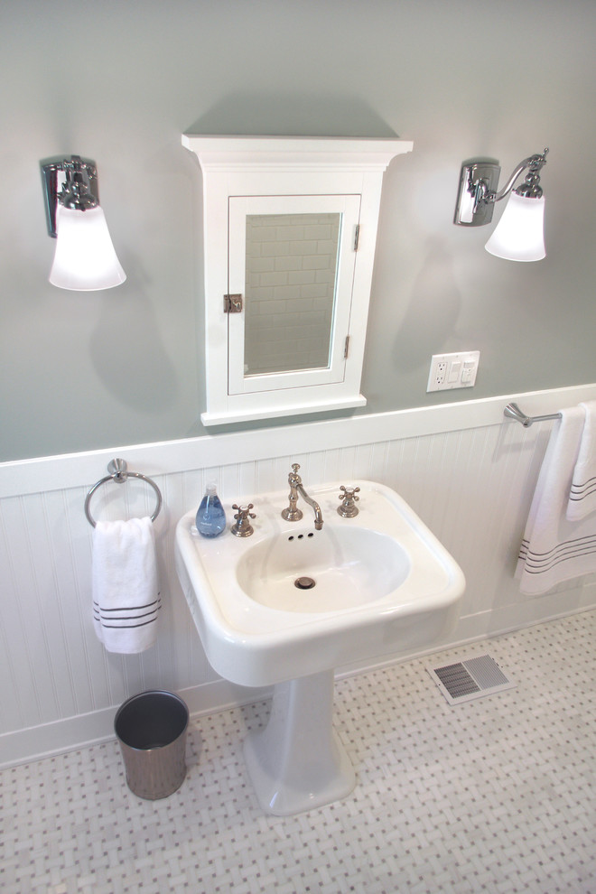 Inspiration för ett mellanstort amerikanskt en-suite badrum, med skåp i shakerstil, vita skåp, en dusch/badkar-kombination, en toalettstol med separat cisternkåpa, vit kakel, grå väggar, marmorgolv, tunnelbanekakel och ett piedestal handfat
